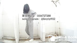 Beautiful women pooping in the toilet 92