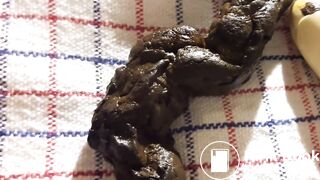 Partie 1, je fais un bon caca et je me masturbe l'anus en portant une sale culotte