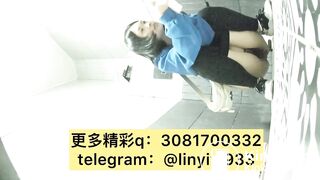 Beautiful women pooping in the toilet 136