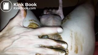 Elle a fait un petit caca culotte en jouissant, j'éjacule avec ses excréments