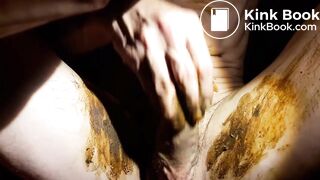 Elle a fait un petit caca culotte en jouissant, j'éjacule avec ses excréments