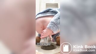 Beautiful women pooping in the toilet 142