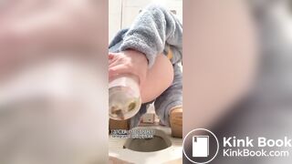 Beautiful women pooping in the toilet 142