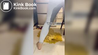 Beautiful women pooping in the toilet 143