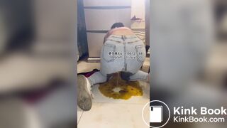 Beautiful women pooping in the toilet 143