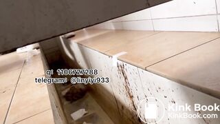 Beautiful women pooping in the toilet 148