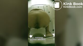 Beautiful women pooping in the toilet 151