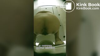 Beautiful women pooping in the toilet 151