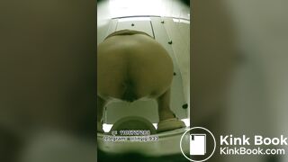 Beautiful women pooping in the toilet 151