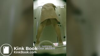 Beautiful women pooping in the toilet 151