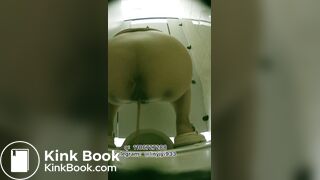 Beautiful women pooping in the toilet 151