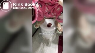 Beautiful women pooping in the toilet 152