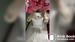 Beautiful women pooping in the toilet 152