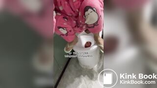 Beautiful women pooping in the toilet 152