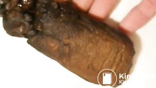 Gros gland dur et brun gicle sa sauce sur un gros caca chaud