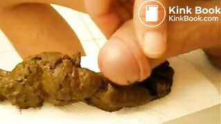 Gros caca large et chaud expulsé et souillés de sperme