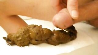 Gros caca large et chaud expulsé et souillés de sperme