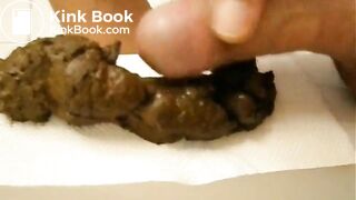 Gros caca large et chaud expulsé et souillés de sperme