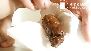 Grosse, dure et longue décharge fécale, inondée de foutre chaud