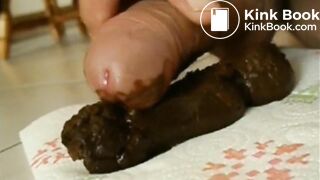 Verge tendue éjaculant dans un beau caca tout chaud