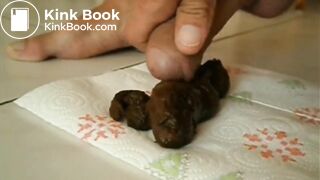 Verge tendue éjaculant dans un beau caca tout chaud