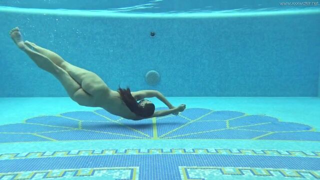 Hot big ass euro milf Sazan underwater erotics