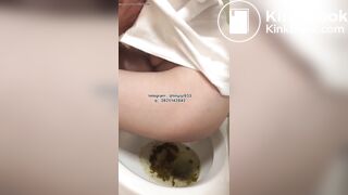 Beautiful women pooping in the toilet 173