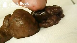 Je pousse un gros caca et je me fais éjaculer dessus