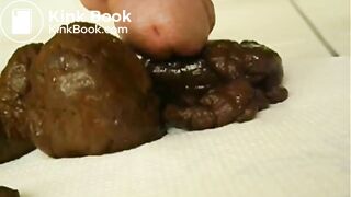 Je pousse un gros caca et je me fais éjaculer dessus