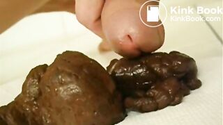 Je pousse un gros caca et je me fais éjaculer dessus