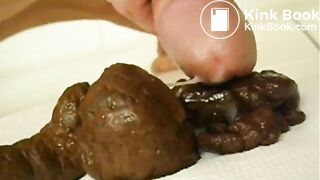 Je pousse un gros caca et je me fais éjaculer dessus