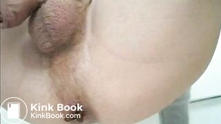 Je pousse un gros caca et je me fais éjaculer dessus