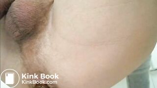 Je pousse un gros caca et je me fais éjaculer dessus