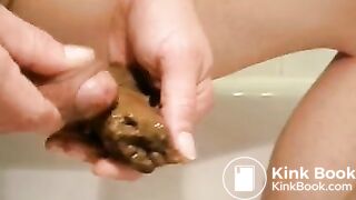 Poussée fécale dans une assiette, belle giclée de sperme dessus