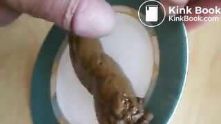 Poussée fécale dans une assiette, belle giclée de sperme dessus