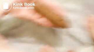 Poussée fécale dans une assiette, belle giclée de sperme dessus