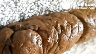 Je fais un bon gros caca et je me fais éjaculer dessus