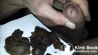 Un petit caca me sort du cul, je me branle et éjacule dessus