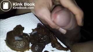 Un petit caca me sort du cul, je me branle et éjacule dessus