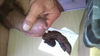 Je défèque et je joue avec mon sexe dur et mon caca chaud