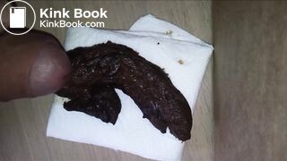 Je défèque et je joue avec mon sexe dur et mon caca chaud