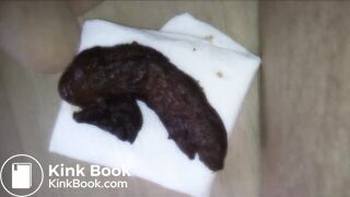 Je défèque et je joue avec mon sexe dur et mon caca chaud