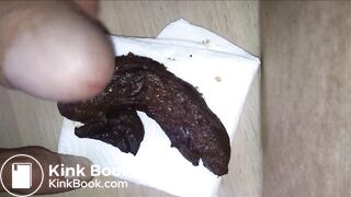 Je défèque et je joue avec mon sexe dur et mon caca chaud