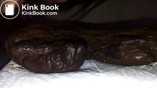 Je défèque et je joue avec mon sexe dur et mon caca chaud