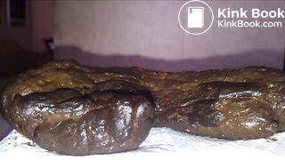 Je défèque et je joue avec mon sexe dur et mon caca chaud