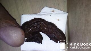 Je défèque et je joue avec mon sexe dur et mon caca chaud