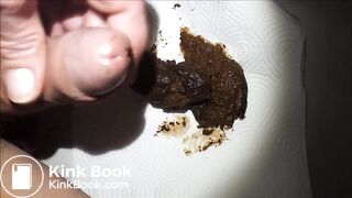 Grosse décharge fécale, masturbation et éjaculation scato