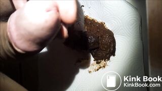 Grosse décharge fécale, masturbation et éjaculation scato