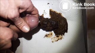 Grosse décharge fécale, masturbation et éjaculation scato