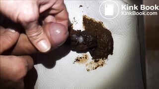 Grosse décharge fécale, masturbation et éjaculation scato